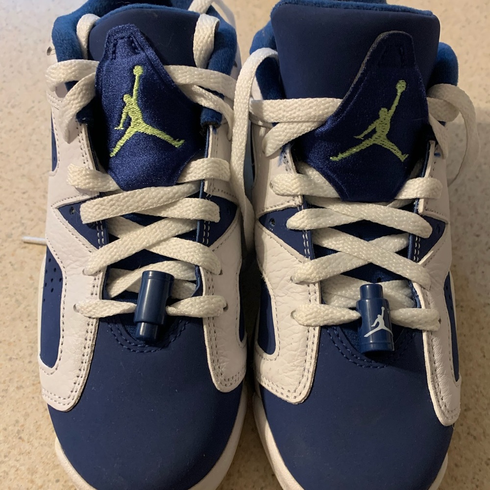 Jordon retro 6 “ghost green” seahawks size 5